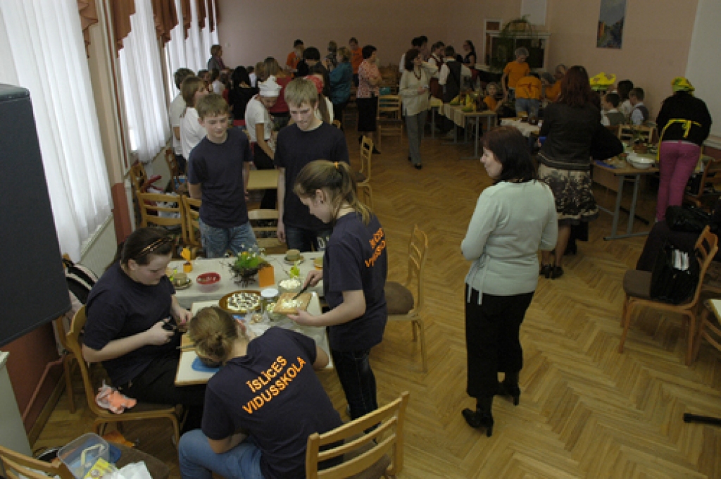 Sacensību gars, ēdiena smarža un Lielās dienas krāsas trešdien, 6. aprīlī, piepildīja Bauskas pamatskolas zāli. Mājturības konkursā «Ēdīsim un dzīvosim veselīgi» piedalījās septīto klašu audzēkņi no Bauskas un Rundāles novada 11...
Autors: Ivars Bogdanovs