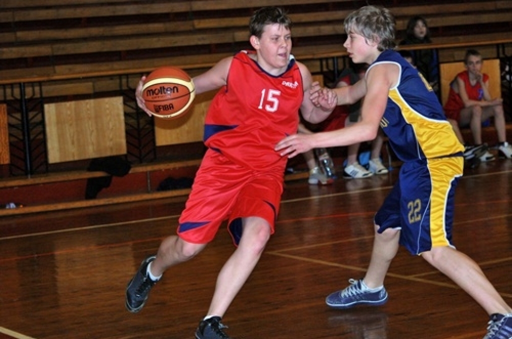 Pagājušās nedēļas nogalē un šīs nedēļas sākumā Swedbank Latvijas jaunatnes basketbola līgā mūsu novadu komandas aizvadījušas vairākas spēles. Tā liecina portāla 'basket.lv' dati.
«Iecava/Vecumnieki» U-19 komanda 2. aprīlī ar 84:71...
Autors: Uldis Varnevičs