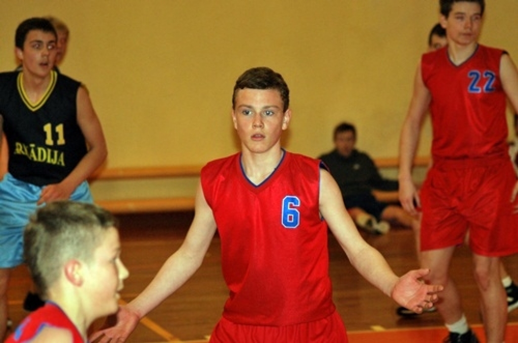 Pagājušās nedēļas nogalē un šīs nedēļas sākumā Swedbank Latvijas jaunatnes basketbola līgā mūsu novadu komandas aizvadījušas vairākas spēles. Tā liecina portāla 'basket.lv' dati.
«Iecava/Vecumnieki» U-19 komanda 2. aprīlī ar 84:71...
Autors: Uldis Varnevičs