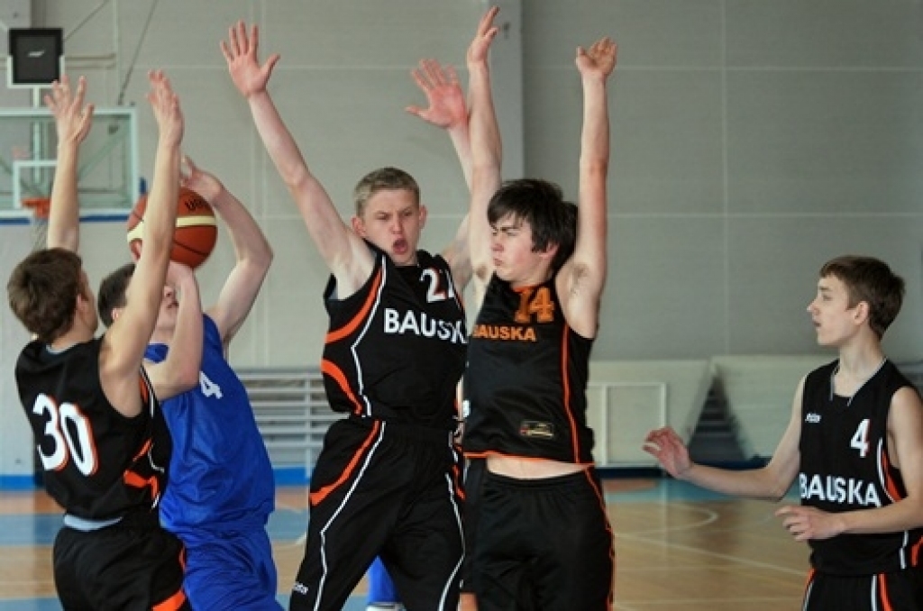 Pagājušās nedēļas nogalē un šīs nedēļas sākumā Swedbank Latvijas jaunatnes basketbola līgā mūsu novadu komandas aizvadījušas vairākas spēles. Tā liecina portāla 'basket.lv' dati.
«Iecava/Vecumnieki» U-19 komanda 2. aprīlī ar 84:71...
Autors: Uldis Varnevičs