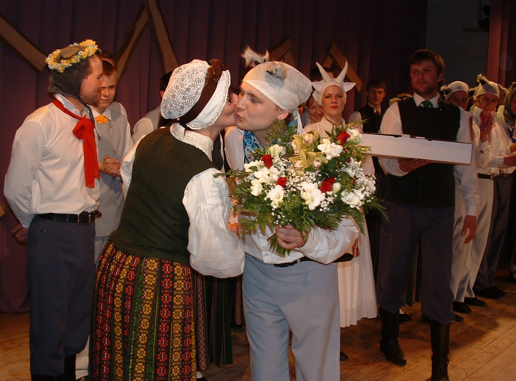 Koncertā «Dzīvot ir nezināt, kā būtu savādāk» 1.aprīlī Vecumnieku tautas namā kopā ar savējiem – pašdarbnieku kuplo saimi – 20 radošu darba gadu jubileju atzīmēja Vecumnieku kultūras iestādes vadītāja Valda Kaufmane. Bija plašs amatierkopu...