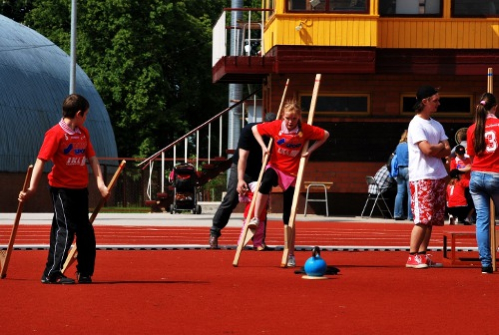 Sestdien, 28. maijā, Bauskas novada sporta bāzē risinājās daudzbērnu un maznodrošināto ģimeņu bērniem veltīti sporta svētki, ko organizēja Pestīšanas Armijas Bauskas korpusa pensionāru un invalīdu sporta grupa "Zvaigzne". Dažādajās...
Autors: Kristaps Ābelnieks