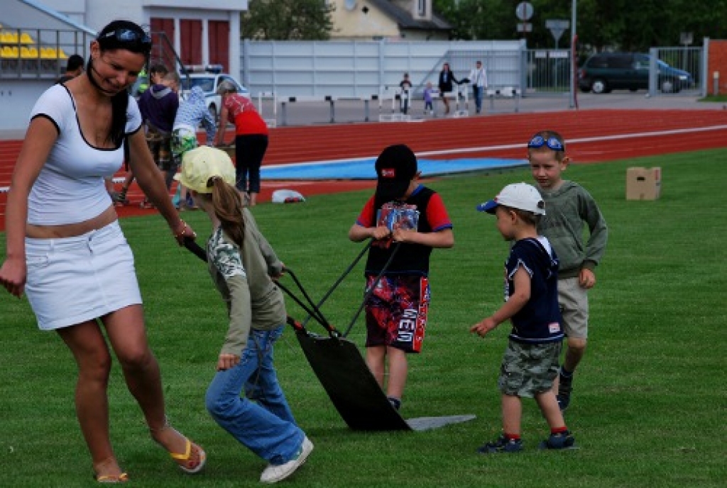 Sestdien, 28. maijā, Bauskas novada sporta bāzē risinājās daudzbērnu un maznodrošināto ģimeņu bērniem veltīti sporta svētki, ko organizēja Pestīšanas Armijas Bauskas korpusa pensionāru un invalīdu sporta grupa "Zvaigzne". Dažādajās...
Autors: Kristaps Ābelnieks