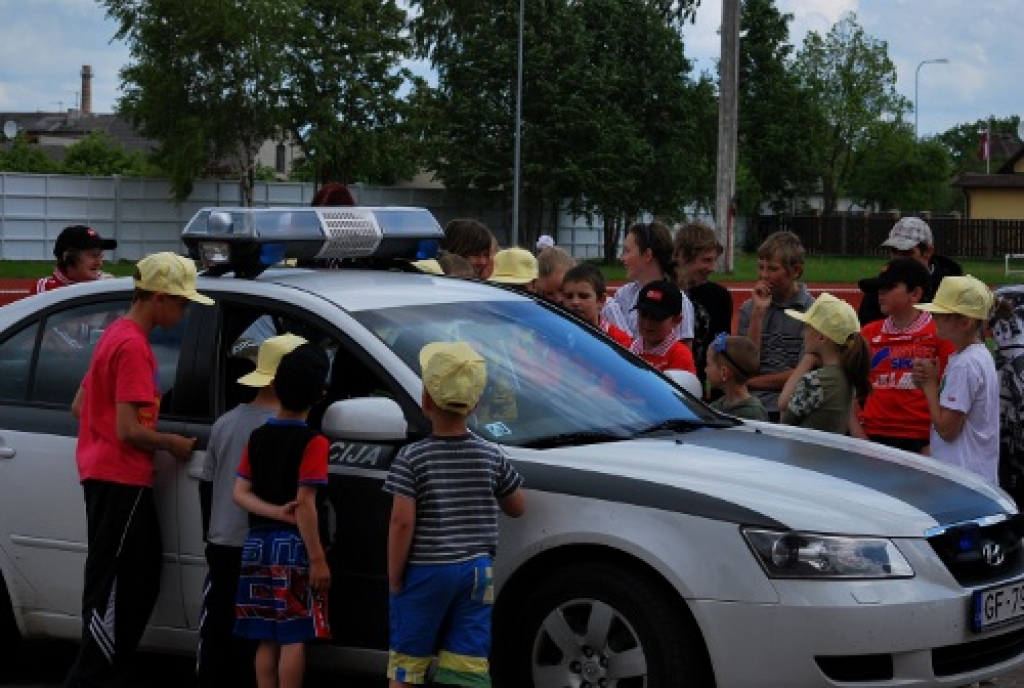 Sestdien, 28. maijā, Bauskas novada sporta bāzē risinājās daudzbērnu un maznodrošināto ģimeņu bērniem veltīti sporta svētki, ko organizēja Pestīšanas Armijas Bauskas korpusa pensionāru un invalīdu sporta grupa "Zvaigzne". Dažādajās...
Autors: Kristaps Ābelnieks