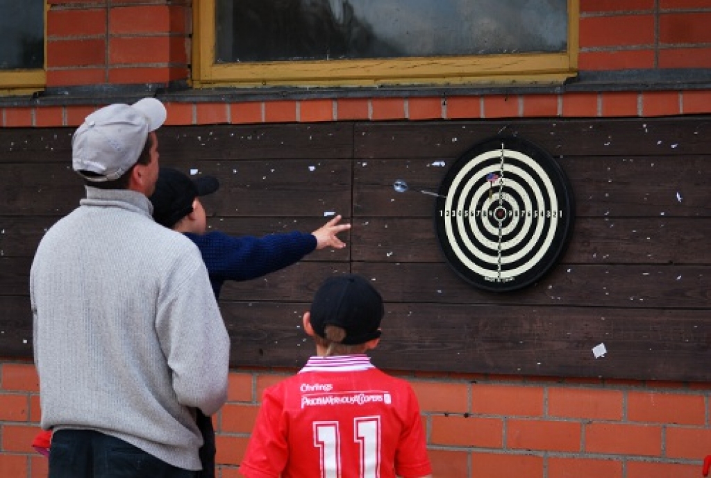 Sestdien, 28. maijā, Bauskas novada sporta bāzē risinājās daudzbērnu un maznodrošināto ģimeņu bērniem veltīti sporta svētki, ko organizēja Pestīšanas Armijas Bauskas korpusa pensionāru un invalīdu sporta grupa "Zvaigzne". Dažādajās...
Autors: Kristaps Ābelnieks