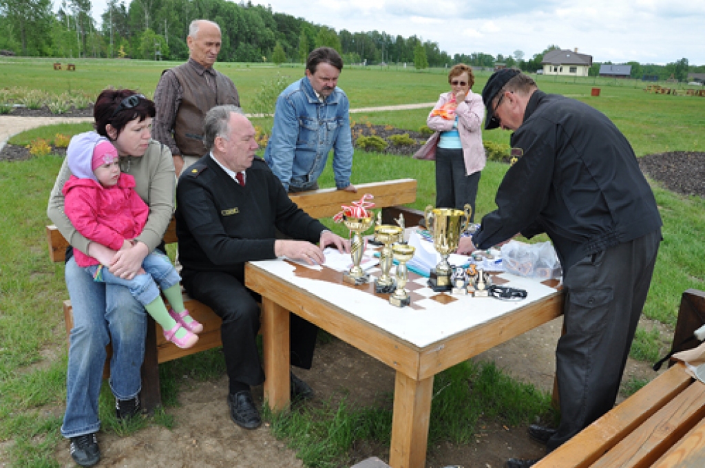 Gadskārtējās sacensībās pie Vecā ezera Vecumniekos satikās Valsts ugunsdzēsības un glābšanas dienesta (VUGD) Zemgales reģiona brigādes (ZRB) struktūrvienību pārstāvji no Bauskas, Jelgavas, Iecavas, Vecumniekiem, Kandavas, pašvaldību...