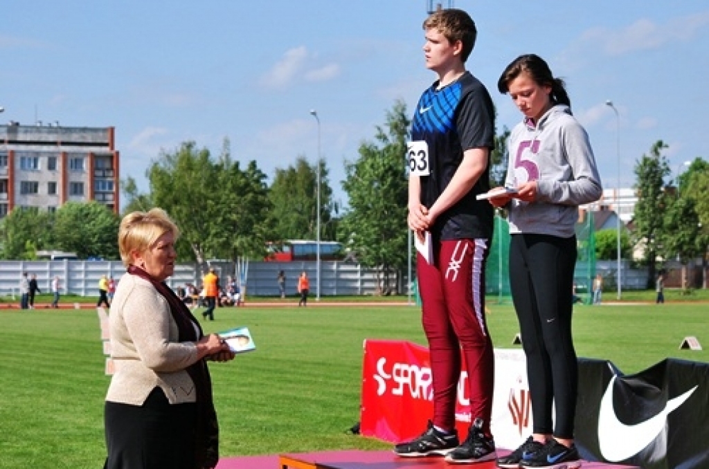 Kupls skaits sportistu ieradās Bauskas novada pašvaldības sporta bāzē 24. maija vakarā. Starp viņiem bija vairāk nekā 30 dalībnieku no Bauskas un Iecavas novada.
Latvijas vieglatlētikas kausu izcīņas posmā Bauskā treniņu sacensībās...
Autors: Uldis Varnevičs