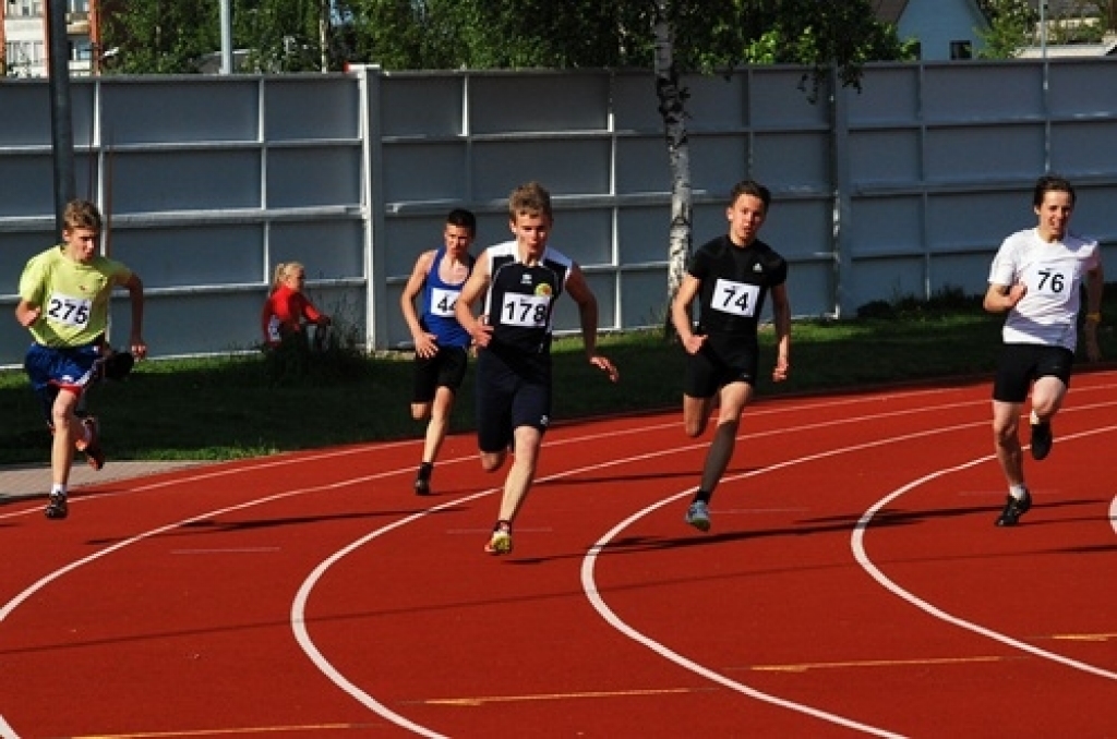Kupls skaits sportistu ieradās Bauskas novada pašvaldības sporta bāzē 24. maija vakarā. Starp viņiem bija vairāk nekā 30 dalībnieku no Bauskas un Iecavas novada.
Latvijas vieglatlētikas kausu izcīņas posmā Bauskā treniņu sacensībās...
Autors: Uldis Varnevičs