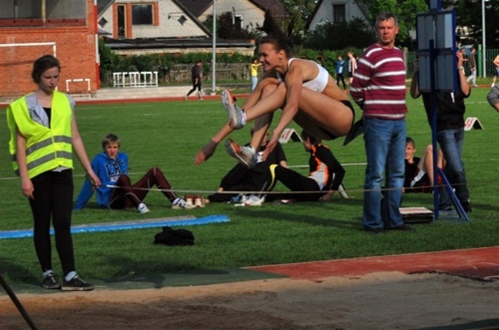 Kupls skaits sportistu ieradās Bauskas novada pašvaldības sporta bāzē 24. maija vakarā. Starp viņiem bija vairāk nekā 30 dalībnieku no Bauskas un Iecavas novada.
Latvijas vieglatlētikas kausu izcīņas posmā Bauskā treniņu sacensībās...
Autors: Uldis Varnevičs