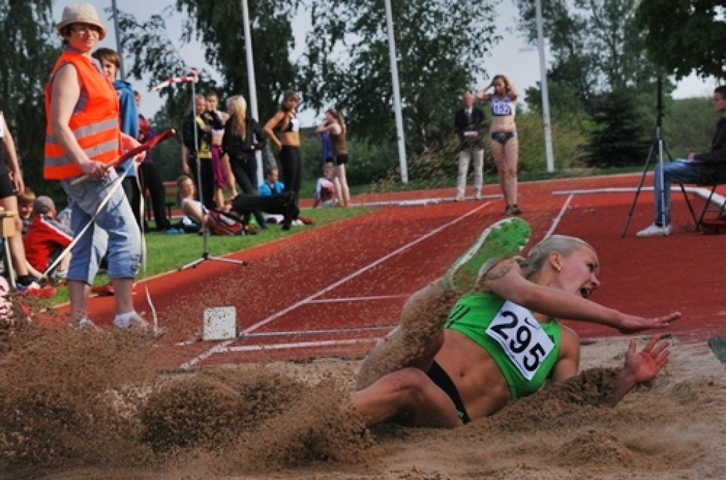 Kupls skaits sportistu ieradās Bauskas novada pašvaldības sporta bāzē 24. maija vakarā. Starp viņiem bija vairāk nekā 30 dalībnieku no Bauskas un Iecavas novada.
Latvijas vieglatlētikas kausu izcīņas posmā Bauskā treniņu sacensībās...
Autors: Uldis Varnevičs