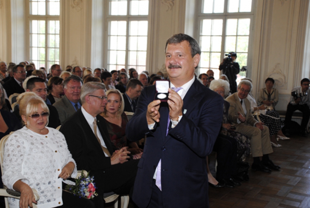 Rundāles pils 24. maijā atzīmēja savu 275. dzimšanas dienu un jubilejai par godu tika atklāta restaurēta Biljarda zāle, izstāde «Biljards un citas spēles», kā arī prezentēta pils jubilejas monēta. Pasākuma noslēguma skanēja koncerts...
Autors: Ivars Bogdanovs