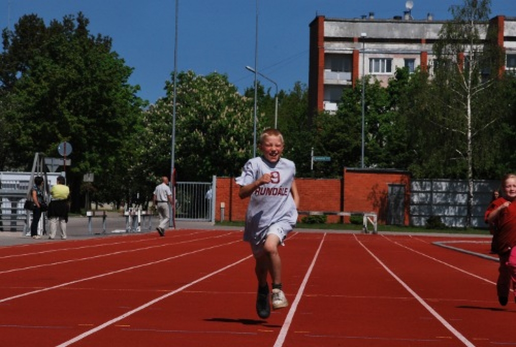 Bauskas novada pašvaldības sporta bāzē 21. maijā risinājās pavasara sporta svētki cilvēkiem ar īpašām vajadzībām. Ap 120 dalībnieku no Bauskas, Iecavas, Rundāles novada, kā arī ciemiņi no Dobeles, Siguldas un Pluņģes (Lietuva) sacentās...
Autors: Kristaps Ābelnieks
