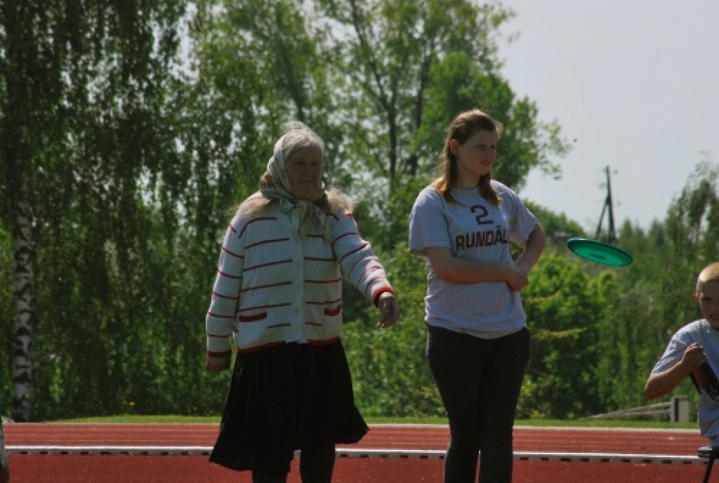 Bauskas novada pašvaldības sporta bāzē 21. maijā risinājās pavasara sporta svētki cilvēkiem ar īpašām vajadzībām. Ap 120 dalībnieku no Bauskas, Iecavas, Rundāles novada, kā arī ciemiņi no Dobeles, Siguldas un Pluņģes (Lietuva) sacentās...
Autors: Kristaps Ābelnieks