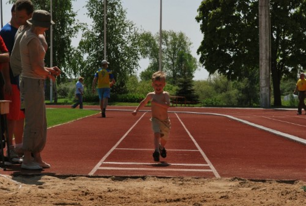 Bauskas novada pašvaldības sporta bāzē 21. maijā risinājās pavasara sporta svētki cilvēkiem ar īpašām vajadzībām. Ap 120 dalībnieku no Bauskas, Iecavas, Rundāles novada, kā arī ciemiņi no Dobeles, Siguldas un Pluņģes (Lietuva) sacentās...
Autors: Kristaps Ābelnieks