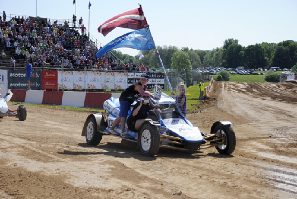 Sacensības notika 21. un 22. maijā sporta kompleksā «Mūsa» piecās klasēs, no kurām vienā – «Buggy B 600» – bija Latvijas čempionāta posms.
Eiropas čempionātā latvieši lielākās cerības lika uz Aldi Zēbergu un Māri Līci. Latvijas...
Autors: Ivars Bogdanovs