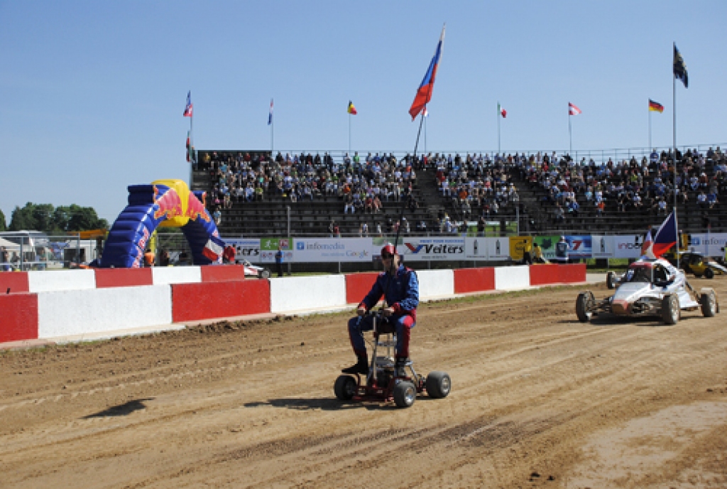 Sacensības notika 21. un 22. maijā sporta kompleksā «Mūsa» piecās klasēs, no kurām vienā – «Buggy B 600» – bija Latvijas čempionāta posms.
Eiropas čempionātā latvieši lielākās cerības lika uz Aldi Zēbergu un Māri Līci. Latvijas...
Autors: Ivars Bogdanovs