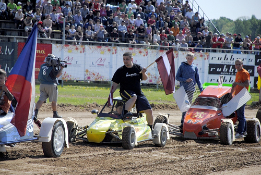 Sacensības notika 21. un 22. maijā sporta kompleksā «Mūsa» piecās klasēs, no kurām vienā – «Buggy B 600» – bija Latvijas čempionāta posms.
Eiropas čempionātā latvieši lielākās cerības lika uz Aldi Zēbergu un Māri Līci. Latvijas...
Autors: Ivars Bogdanovs