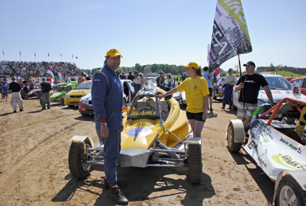 Sacensības notika 21. un 22. maijā sporta kompleksā «Mūsa» piecās klasēs, no kurām vienā – «Buggy B 600» – bija Latvijas čempionāta posms.
Eiropas čempionātā latvieši lielākās cerības lika uz Aldi Zēbergu un Māri Līci. Latvijas...
Autors: Ivars Bogdanovs