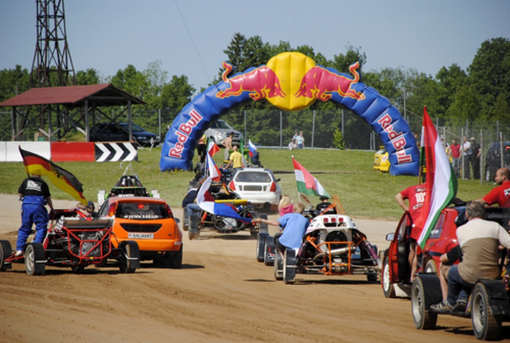 Sacensības notika 21. un 22. maijā sporta kompleksā «Mūsa» piecās klasēs, no kurām vienā – «Buggy B 600» – bija Latvijas čempionāta posms.
Eiropas čempionātā latvieši lielākās cerības lika uz Aldi Zēbergu un Māri Līci. Latvijas...
Autors: Ivars Bogdanovs