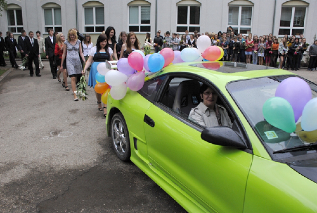 Ar pēdējā zvana svinībām šodien devīto un divpadsmito klašu skolēni noslēdz mācības. Izlaidumi gan absolventiem notiks jūnijā, taču jau nākamnedēļ sāksies eksāmenu «maratons». Šodien līdztekus citām novada skolām pēdējo zvanu atzīmēja arī...
Autors: Ivars Bogdanovs