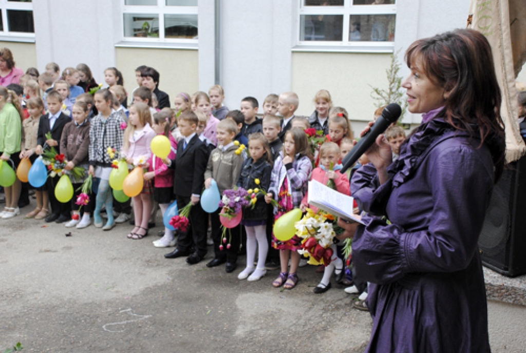 Ar pēdējā zvana svinībām šodien devīto un divpadsmito klašu skolēni noslēdz mācības. Izlaidumi gan absolventiem notiks jūnijā, taču jau nākamnedēļ sāksies eksāmenu «maratons». Šodien līdztekus citām novada skolām pēdējo zvanu atzīmēja arī...
Autors: Ivars Bogdanovs