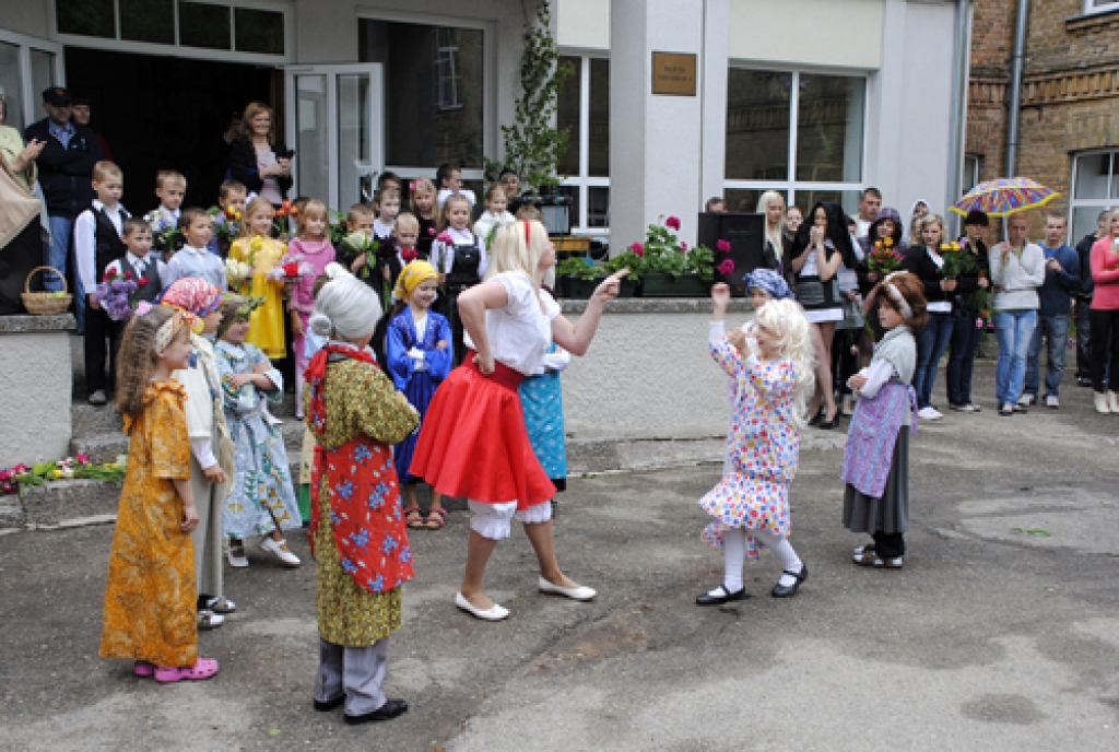 Ar pēdējā zvana svinībām šodien devīto un divpadsmito klašu skolēni noslēdz mācības. Izlaidumi gan absolventiem notiks jūnijā, taču jau nākamnedēļ sāksies eksāmenu «maratons». Šodien līdztekus citām novada skolām pēdējo zvanu atzīmēja arī...
Autors: Ivars Bogdanovs