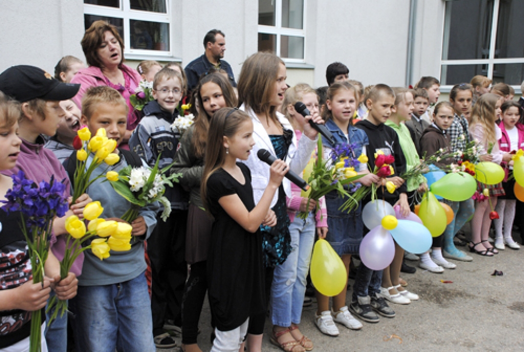 Ar pēdējā zvana svinībām šodien devīto un divpadsmito klašu skolēni noslēdz mācības. Izlaidumi gan absolventiem notiks jūnijā, taču jau nākamnedēļ sāksies eksāmenu «maratons». Šodien līdztekus citām novada skolām pēdējo zvanu atzīmēja arī...
Autors: Ivars Bogdanovs