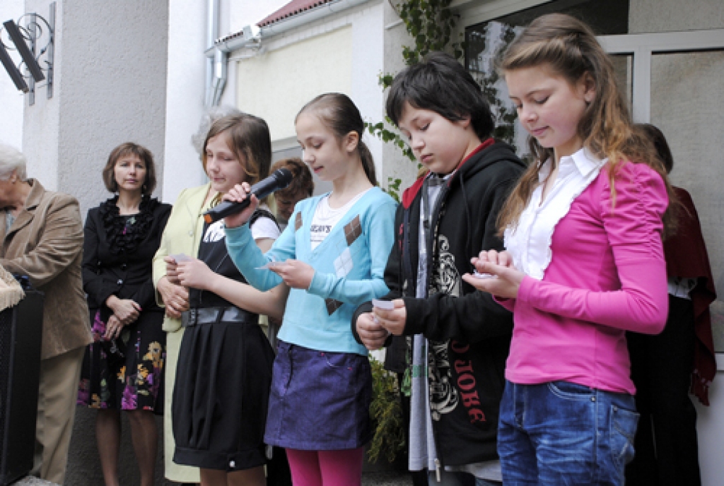 Ar pēdējā zvana svinībām šodien devīto un divpadsmito klašu skolēni noslēdz mācības. Izlaidumi gan absolventiem notiks jūnijā, taču jau nākamnedēļ sāksies eksāmenu «maratons». Šodien līdztekus citām novada skolām pēdējo zvanu atzīmēja arī...
Autors: Ivars Bogdanovs