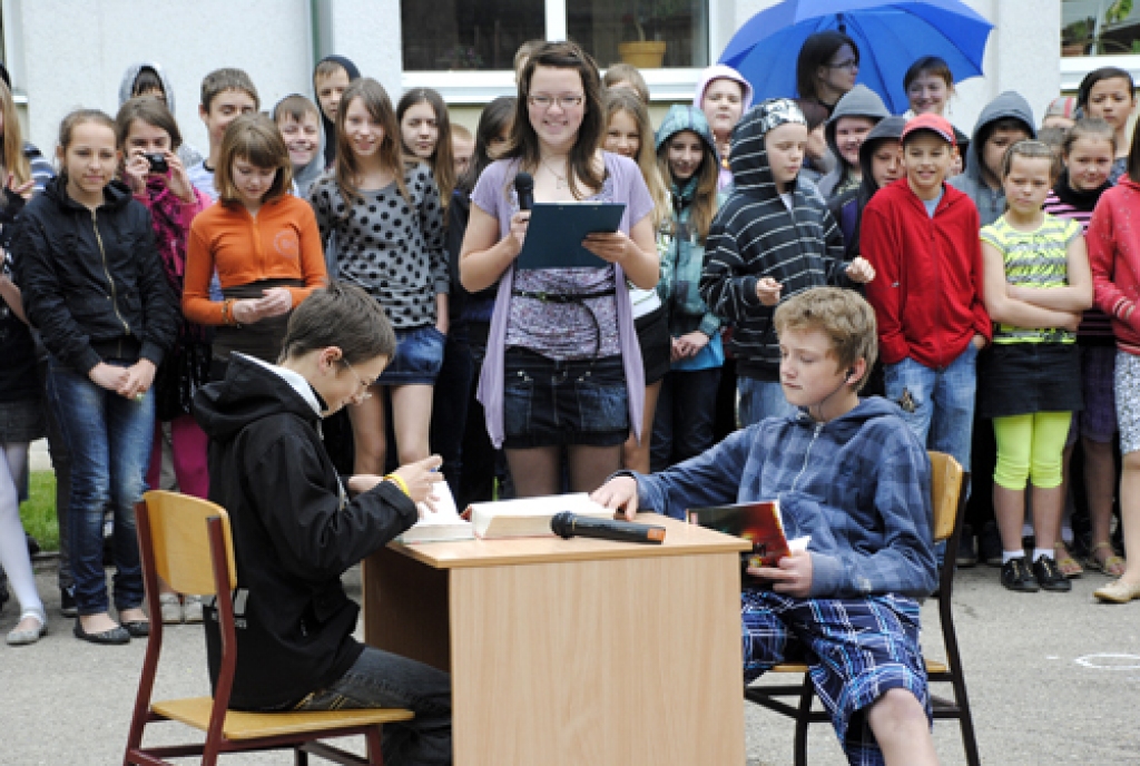 Ar pēdējā zvana svinībām šodien devīto un divpadsmito klašu skolēni noslēdz mācības. Izlaidumi gan absolventiem notiks jūnijā, taču jau nākamnedēļ sāksies eksāmenu «maratons». Šodien līdztekus citām novada skolām pēdējo zvanu atzīmēja arī...
Autors: Ivars Bogdanovs