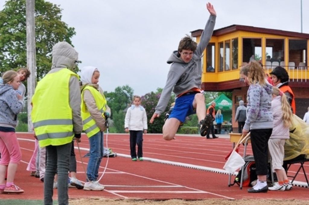 Bauskas novada pašvaldības sporta bāzēs 17. un 18. maijā notika sacensības skolu jauniešiem, kuras organizēja Bauskas bērnu un jaunatnes sporta skolas pedagogi un piedalījās Bauskas, Rundāles, Iecavas un Neretas novada jaunie sportisti. ...
Autors: Uldis Varnevičs