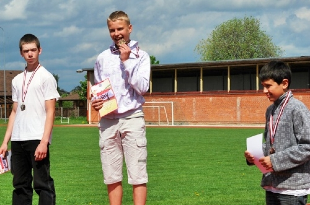 Bauskas novada pašvaldības sporta bāzēs 17. un 18. maijā notika sacensības skolu jauniešiem, kuras organizēja Bauskas bērnu un jaunatnes sporta skolas pedagogi un piedalījās Bauskas, Rundāles, Iecavas un Neretas novada jaunie sportisti. ...
Autors: Uldis Varnevičs