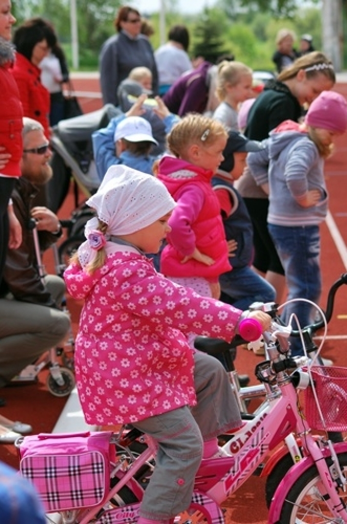 Sestdien, 14. maijā, Bauskas novada pašvaldības sporta bāzēs notika Ģimenes dienai veltīti sporta pasākumi. Piedāvājam ieskatu badmintona turnīrā, kurš notika sporta namā «Mēmele», un pašu mazāko sportistu sacensību fotogrāfijas, kuri...
Autors: Uldis Varnevičs