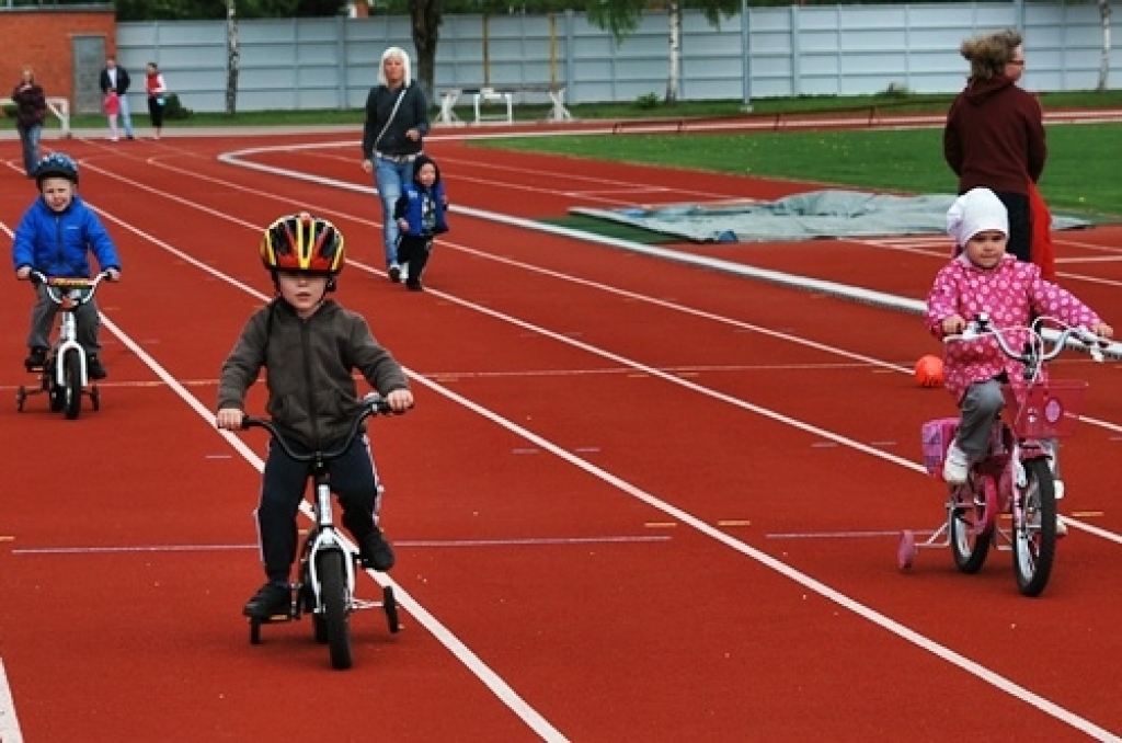 Sestdien, 14. maijā, Bauskas novada pašvaldības sporta bāzēs notika Ģimenes dienai veltīti sporta pasākumi. Piedāvājam ieskatu badmintona turnīrā, kurš notika sporta namā «Mēmele», un pašu mazāko sportistu sacensību fotogrāfijas, kuri...
Autors: Uldis Varnevičs