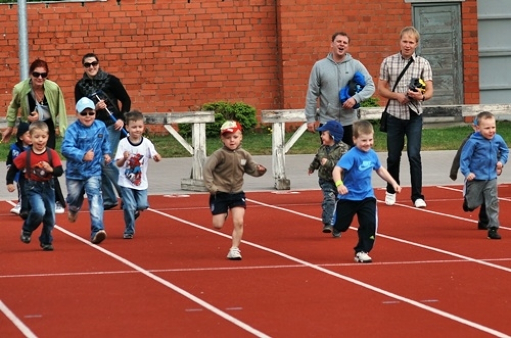 Sestdien, 14. maijā, Bauskas novada pašvaldības sporta bāzēs notika Ģimenes dienai veltīti sporta pasākumi. Piedāvājam ieskatu badmintona turnīrā, kurš notika sporta namā «Mēmele», un pašu mazāko sportistu sacensību fotogrāfijas, kuri...
Autors: Uldis Varnevičs