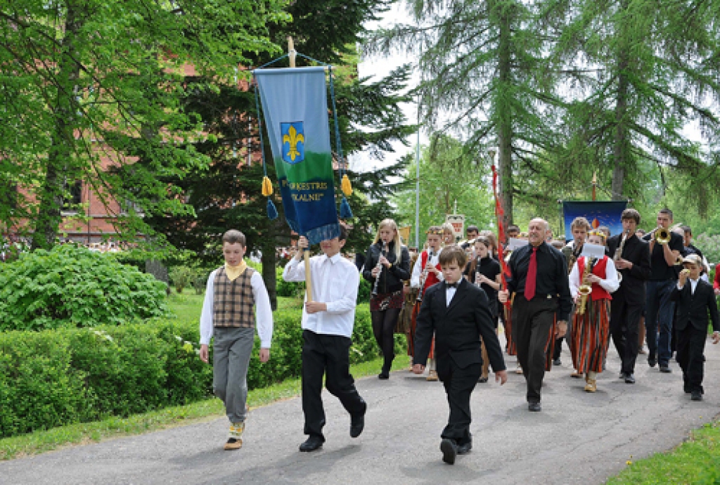 Skaistkalnē 13.maijā izskanējis skolēnu dziesmu un deju festivāls  «Pavasaris Šēnbergā». Šoreiz tur satikās 23 kolektīvi – 17 deju kopas, pieci kori un pūtēju orķestris.

