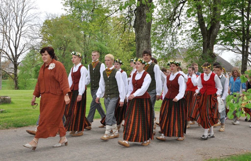 Skaistkalnē 13.maijā izskanējis skolēnu dziesmu un deju festivāls «Pavasaris Šēnbergā». Šoreiz tur satikās 23 kolektīvi – 17 deju kopas, pieci kori un pūtēju orķestris.