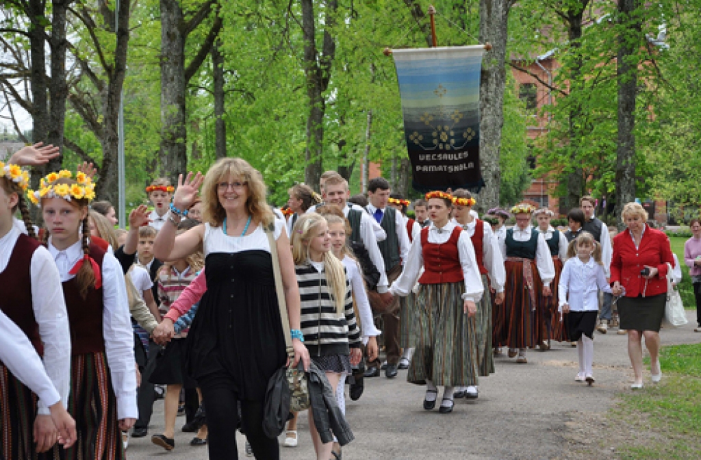 Skaistkalnē 13.maijā izskanējis skolēnu dziesmu un deju festivāls «Pavasaris Šēnbergā». Šoreiz tur satikās 23 kolektīvi – 17 deju kopas, pieci kori un pūtēju orķestris.