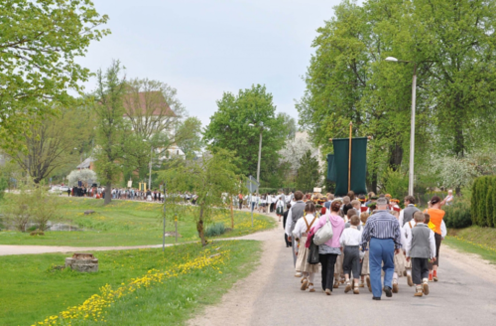 Skaistkalnē 13.maijā izskanējis skolēnu dziesmu un deju festivāls «Pavasaris Šēnbergā». Šoreiz tur satikās 23 kolektīvi – 17 deju kopas, pieci kori un pūtēju orķestris.