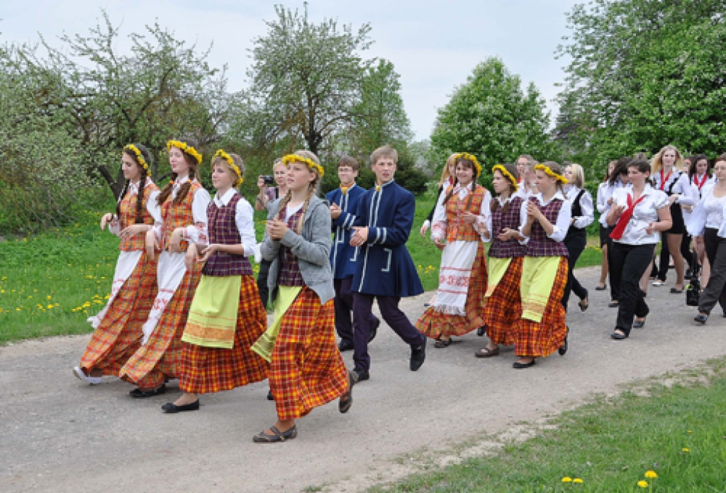 Skaistkalnē 13.maijā izskanējis skolēnu dziesmu un deju festivāls «Pavasaris Šēnbergā». Šoreiz tur satikās 23 kolektīvi – 17 deju kopas, pieci kori un pūtēju orķestris.