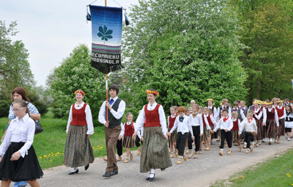 Skaistkalnē 13.maijā izskanējis skolēnu dziesmu un deju festivāls «Pavasaris Šēnbergā». Šoreiz tur satikās 23 kolektīvi – 17 deju kopas, pieci kori un pūtēju orķestris.