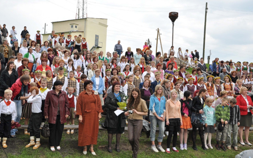 Skaistkalnē 13.maijā izskanējis skolēnu dziesmu un deju festivāls «Pavasaris Šēnbergā». Šoreiz tur satikās 23 kolektīvi – 17 deju kopas, pieci kori un pūtēju orķestris.