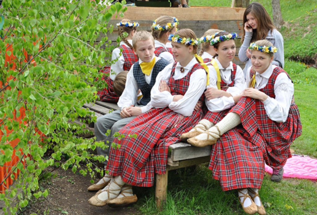 Skaistkalnē 13.maijā izskanējis skolēnu dziesmu un deju festivāls «Pavasaris Šēnbergā». Šoreiz tur satikās 23 kolektīvi – 17 deju kopas, pieci kori un pūtēju orķestris.