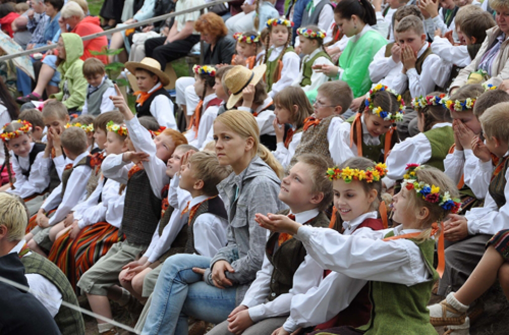 Skaistkalnē 13.maijā izskanējis skolēnu dziesmu un deju festivāls «Pavasaris Šēnbergā». Šoreiz tur satikās 23 kolektīvi – 17 deju kopas, pieci kori un pūtēju orķestris.