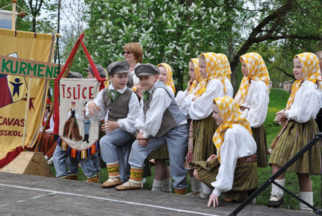 Skaistkalnē 13.maijā izskanējis skolēnu dziesmu un deju festivāls «Pavasaris Šēnbergā». Šoreiz tur satikās 23 kolektīvi – 17 deju kopas, pieci kori un pūtēju orķestris.