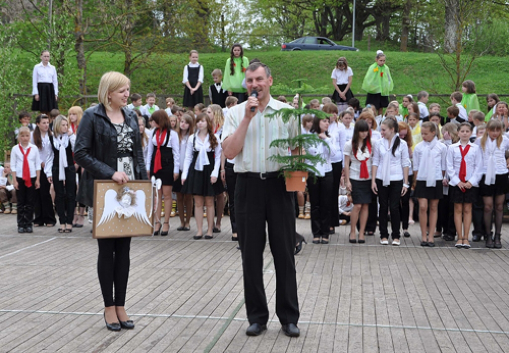 Skaistkalnē 13.maijā izskanējis skolēnu dziesmu un deju festivāls «Pavasaris Šēnbergā». Šoreiz tur satikās 23 kolektīvi – 17 deju kopas, pieci kori un pūtēju orķestris.