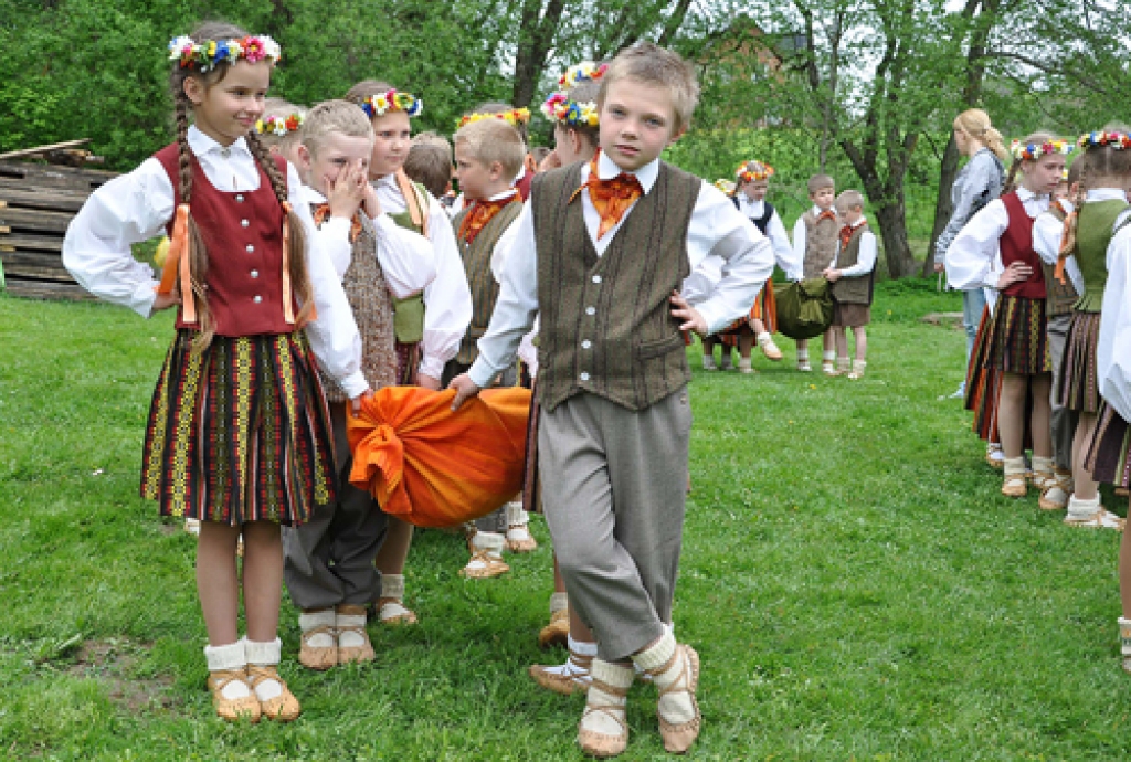 Skaistkalnē 13.maijā izskanējis skolēnu dziesmu un deju festivāls «Pavasaris Šēnbergā». Šoreiz tur satikās 23 kolektīvi – 17 deju kopas, pieci kori un pūtēju orķestris.