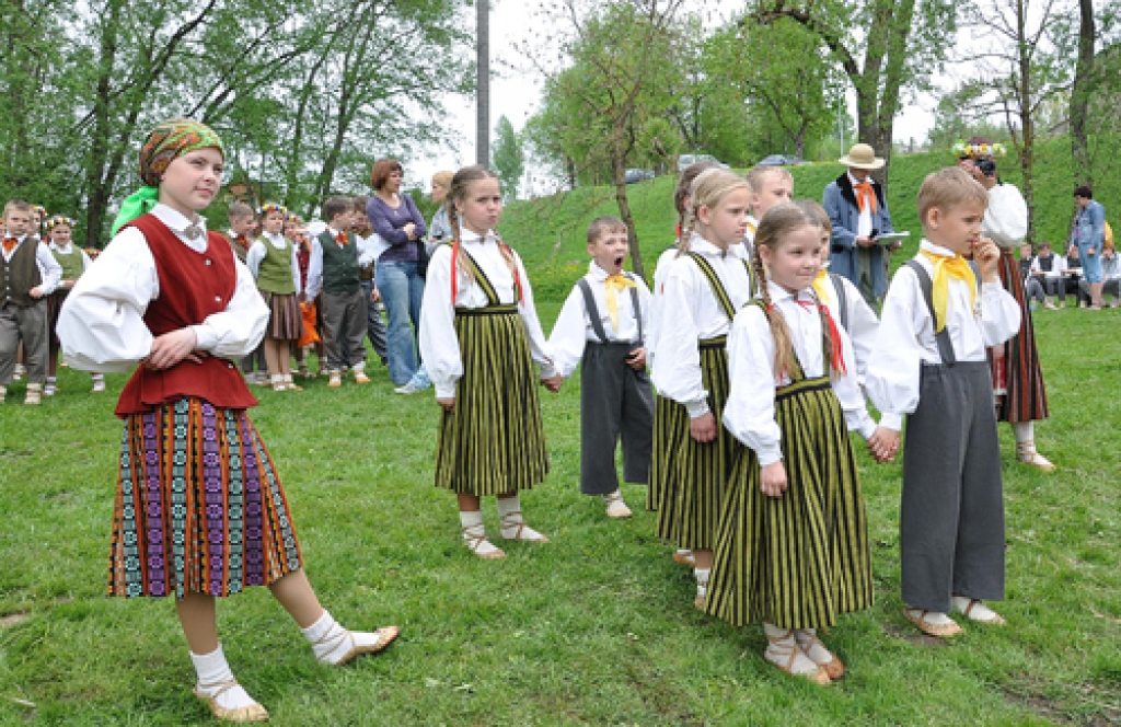 Skaistkalnē 13.maijā izskanējis skolēnu dziesmu un deju festivāls «Pavasaris Šēnbergā». Šoreiz tur satikās 23 kolektīvi – 17 deju kopas, pieci kori un pūtēju orķestris.