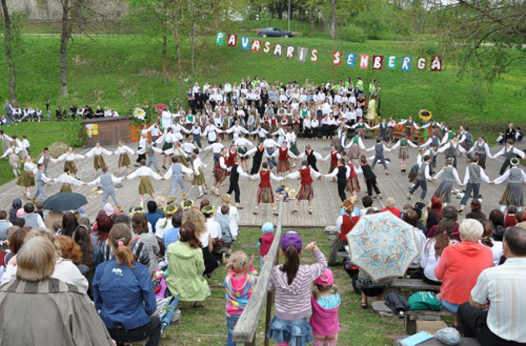 Skaistkalnē 13.maijā izskanējis skolēnu dziesmu un deju festivāls «Pavasaris Šēnbergā». Šoreiz tur satikās 23 kolektīvi – 17 deju kopas, pieci kori un pūtēju orķestris.