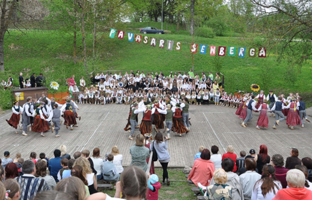 Skaistkalnē 13.maijā izskanējis skolēnu dziesmu un deju festivāls «Pavasaris Šēnbergā». Šoreiz tur satikās 23 kolektīvi – 17 deju kopas, pieci kori un pūtēju orķestris.