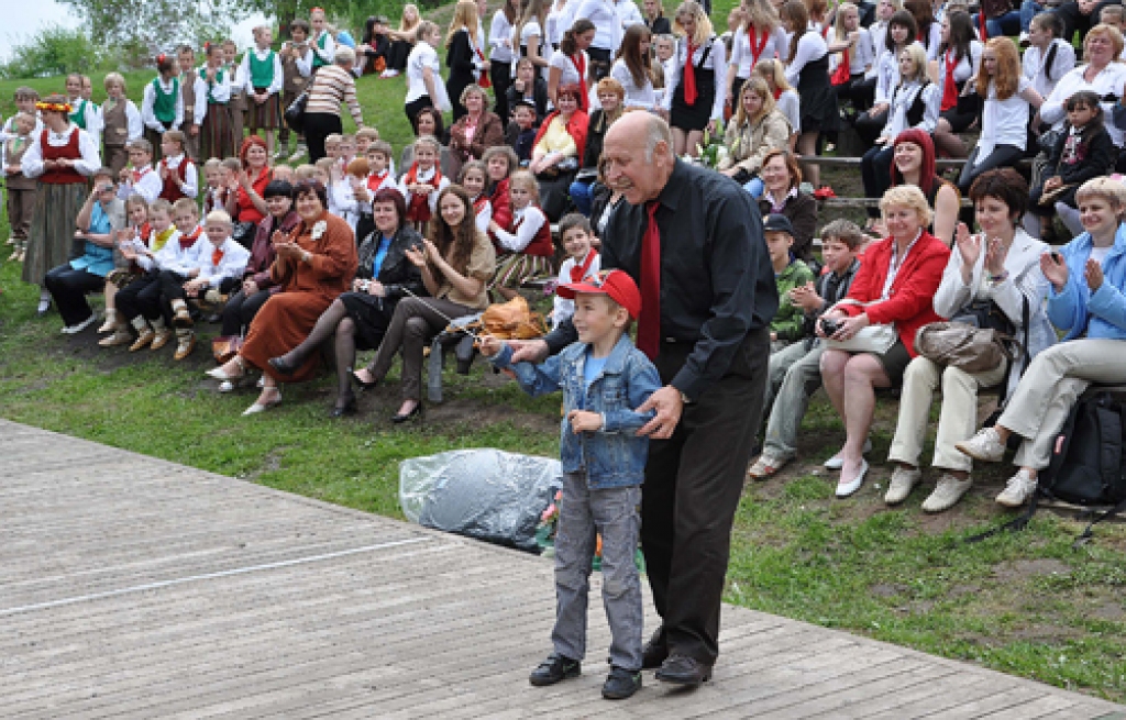 Skaistkalnē 13.maijā izskanējis skolēnu dziesmu un deju festivāls «Pavasaris Šēnbergā». Šoreiz tur satikās 23 kolektīvi – 17 deju kopas, pieci kori un pūtēju orķestris.